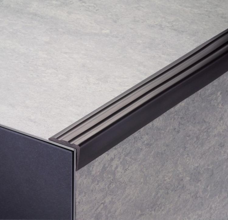 150-19100-2.jpg ΓΩΝΙΑ PVC ΜΑΥΡΗ 2.90cm x 2.40cm - Image 1