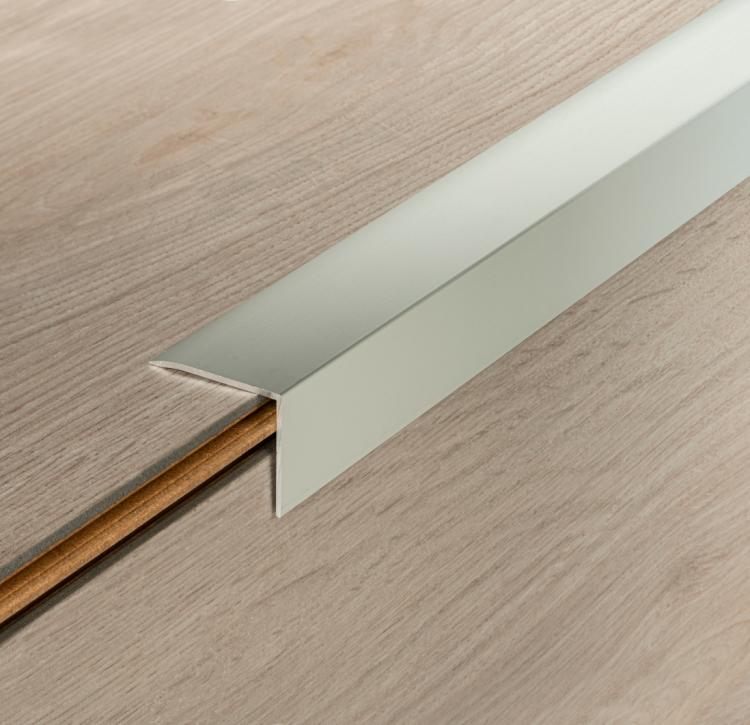 63A-45190.jpg ΓΩΝΙΑ ΑΥΤΟΚ/ΤΗ 63Α ΑΣΗΜΙ 3.5cm x 3.0cm - Image 1